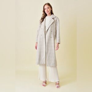 Cream Trench Coat with Classic Lapel and Streamlined Silhouette